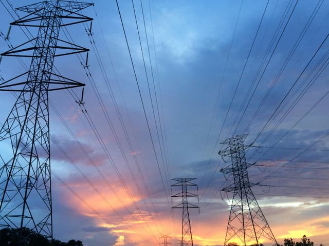 Energy-aware archive operations with zero power at rest for LTO tape media